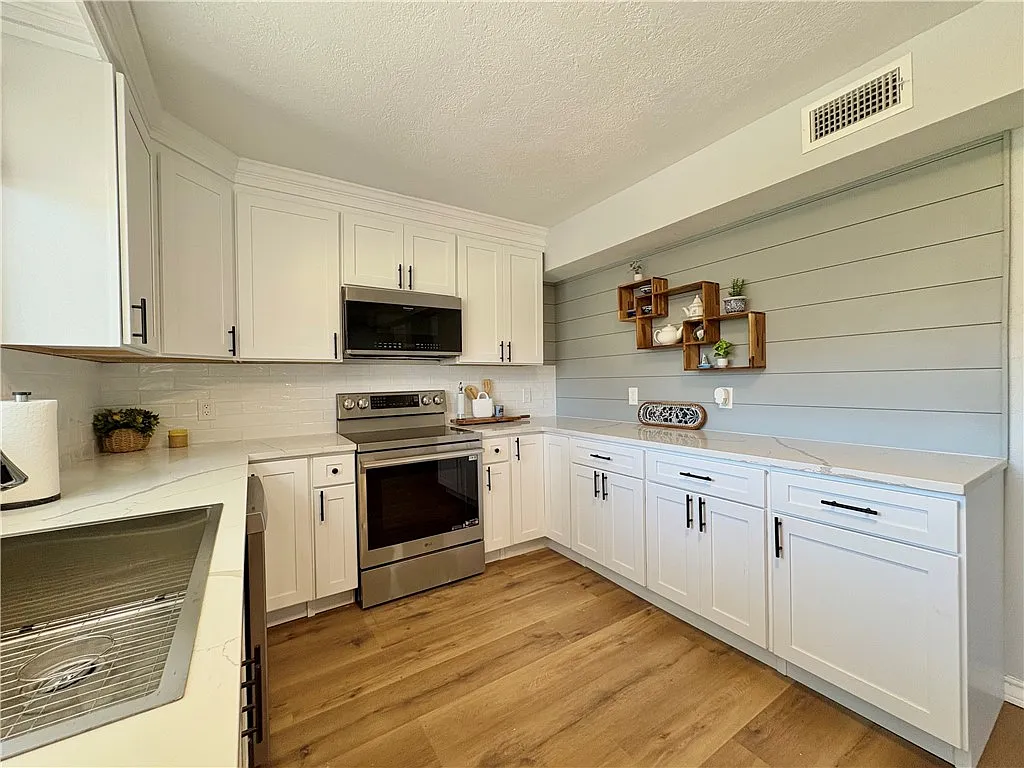 3 bed, 2.0 bath, 1379 sqft, $2,100 — Photo 4