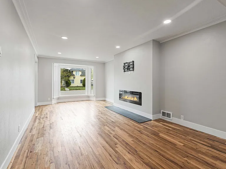 B345AG — Photo 11
