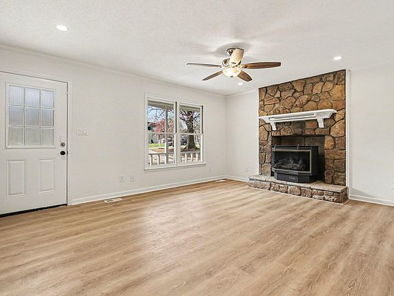 4th image of 1912 Red Oak Ln