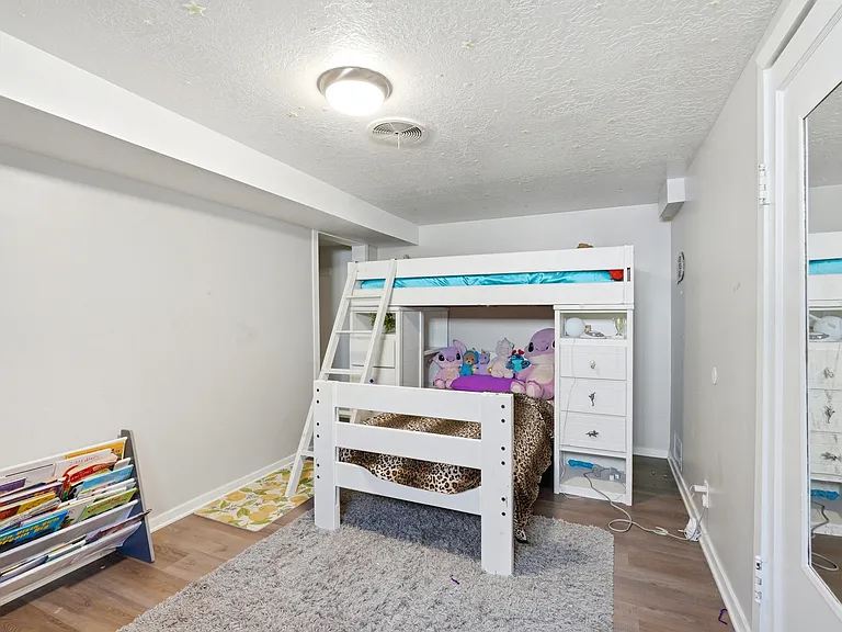 270 E 700 N — Photo 22