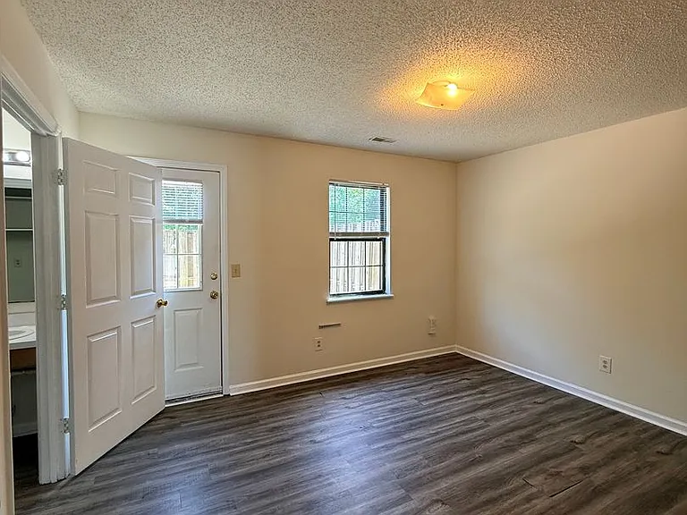 Ivy Court Apartments — Photo 9