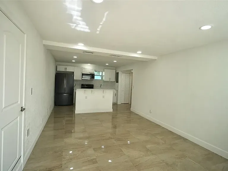 2205 A E Isaacs Ave W — Photo 2