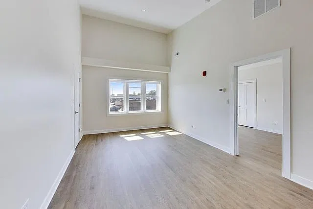 2 bed, 710 sqft, $2,130 — Photo 2