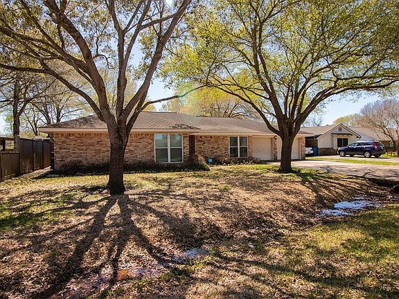 2nd image of 1705 W Laurel Oaks Dr