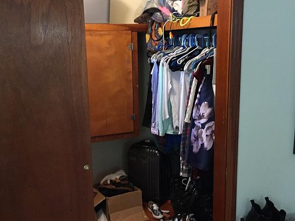 walk-in closet right bedroom
