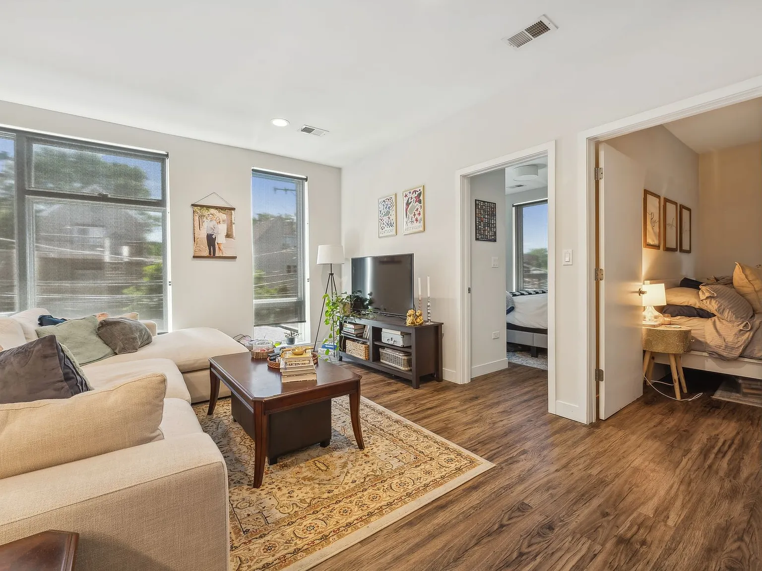 1045 W Cornelia — Photo 4