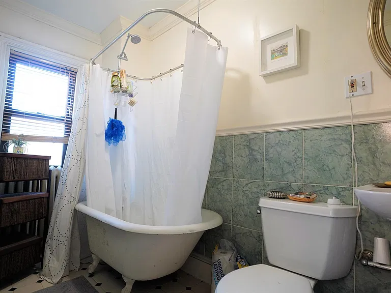 209 W Madison St #4 — Photo 8