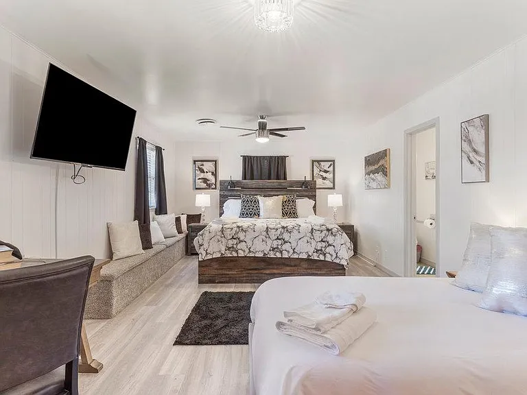 E 63rd Pl — Photo 17