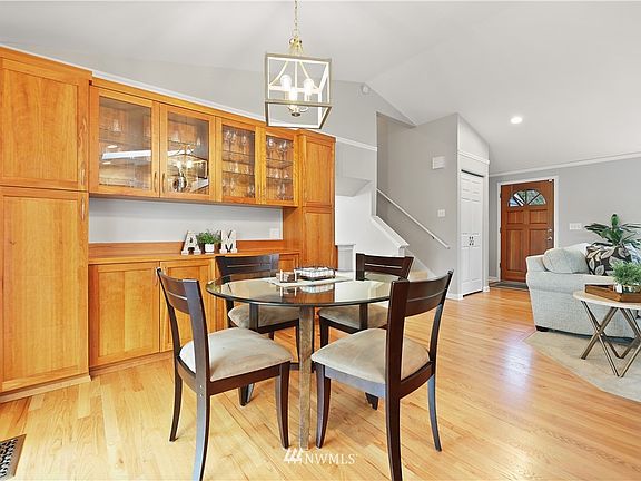 4th image of 26625 NE Comegys St