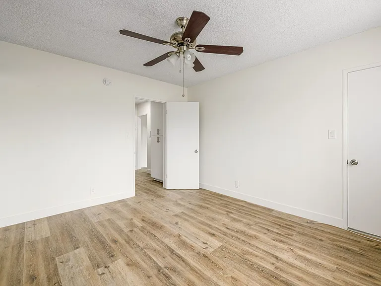 1521 E Windsor Rd — Photo 13