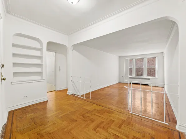 601 Pelham Parkway North image 7 of 22