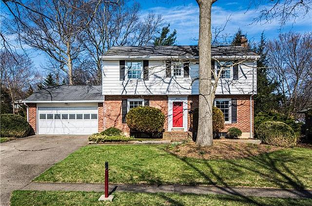 North Graylyn Crest colonial in move-in condition!