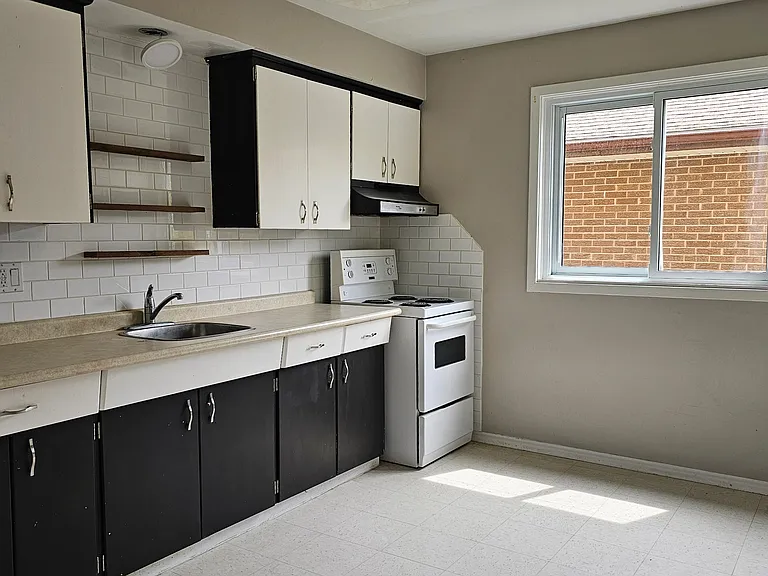 201 Alma St N #2 — Photo 9