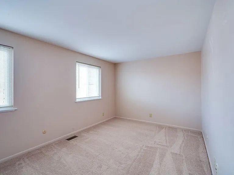 1123 Charleston Ct — Photo 12