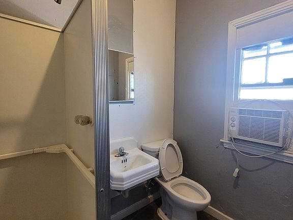 4th image of 714 1/2 W 1st St #9