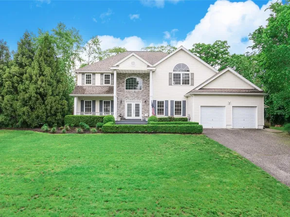 12 Moss Creek Ln, East Patchogue, NY 11772