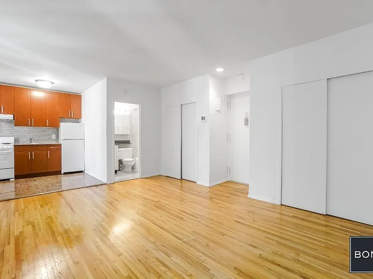 207 E 27th St #3B — Photo 2