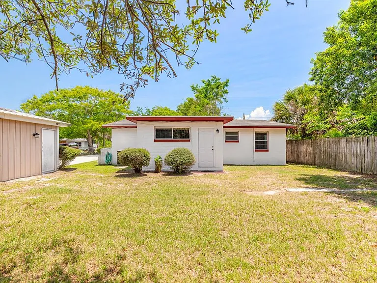 1584 Valencia Ave — Photo 22