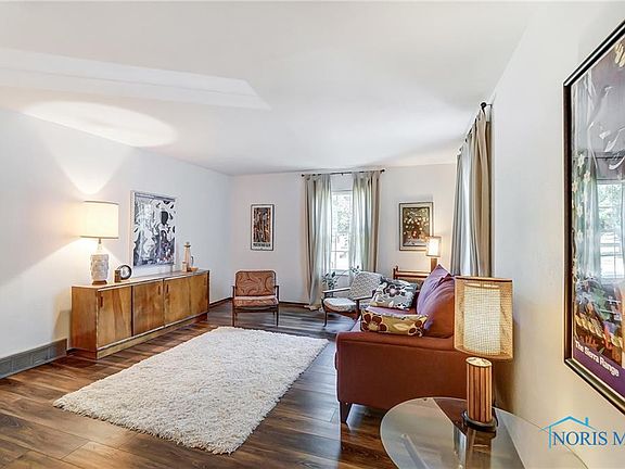 4th image of 521 Monroe Ct
