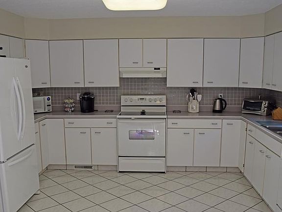 4th image of 695 Anthony St