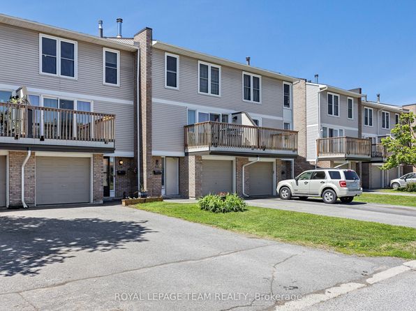 276 Dalehurst Dr #C, Ottawa, ON K2G 4J5