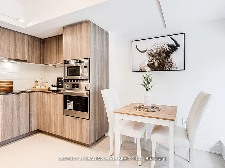 955 Bay St #913 — Photo 8