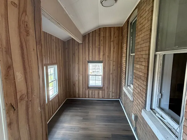 835 Linden Ave — Photo 3