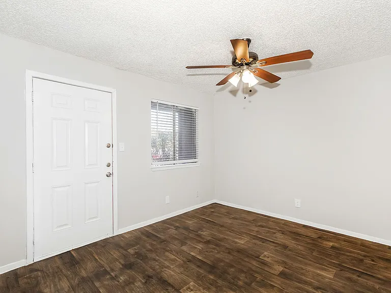 Lamar Place Apartments — Photo 14