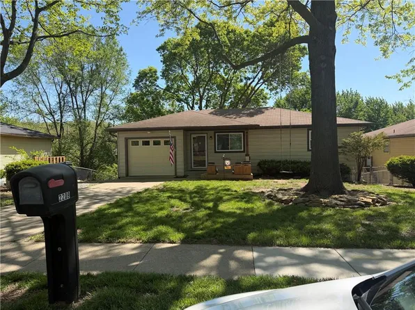 2209 S 17th St, Leavenworth, KS 66048