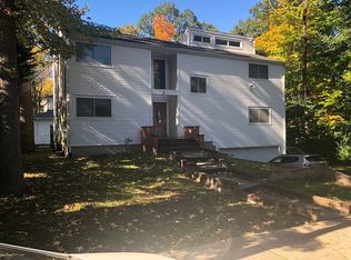 5 Crestwood Pl, Great Neck, NY 11024