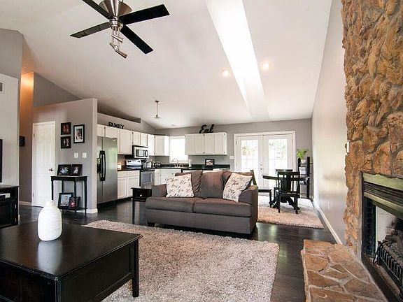 3rd image of 3789 Dicksonia Dr