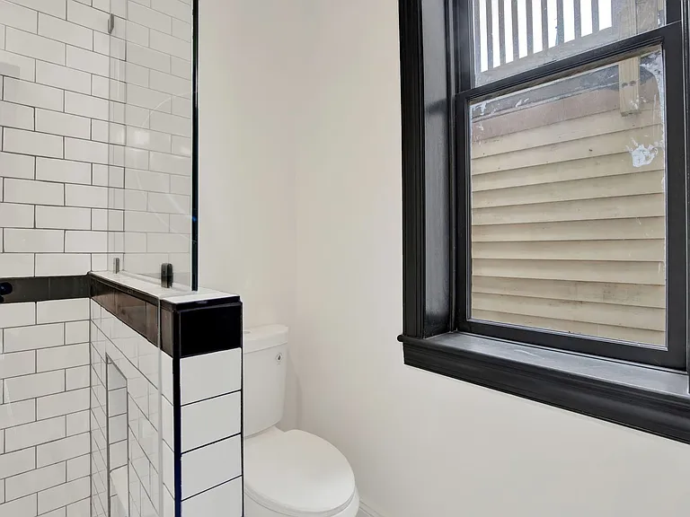 307 E Liberty St — Photo 24