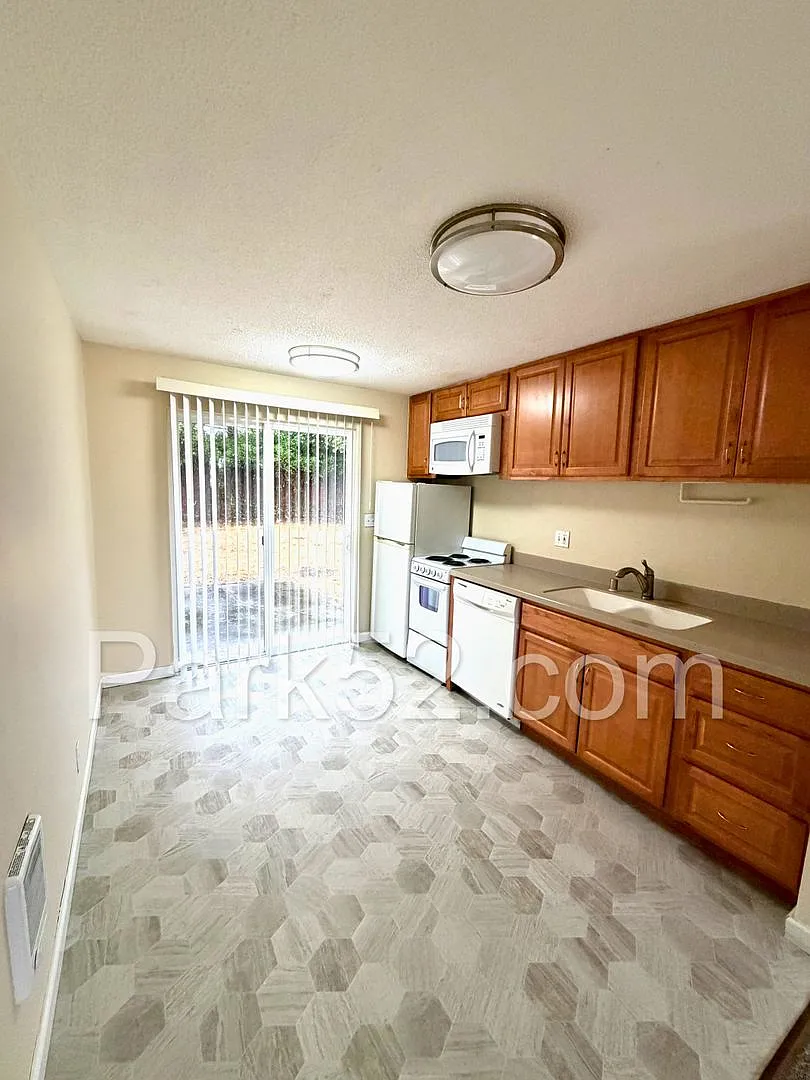 1st Full Month's Rent FREE! Tacoma Area 2 Bedroom 1 Bathroom Duplex — Photo 1