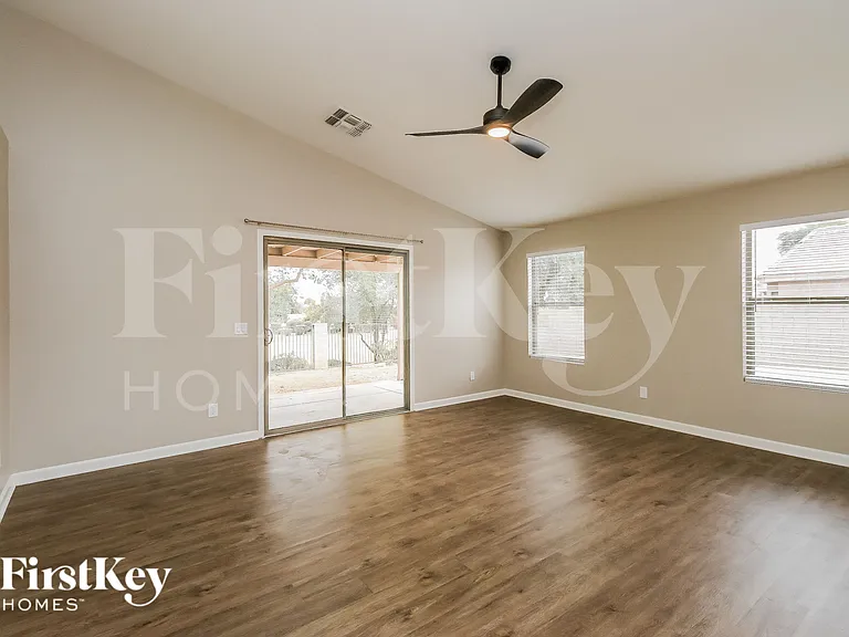 1610 E Desert Ln — Photo 8