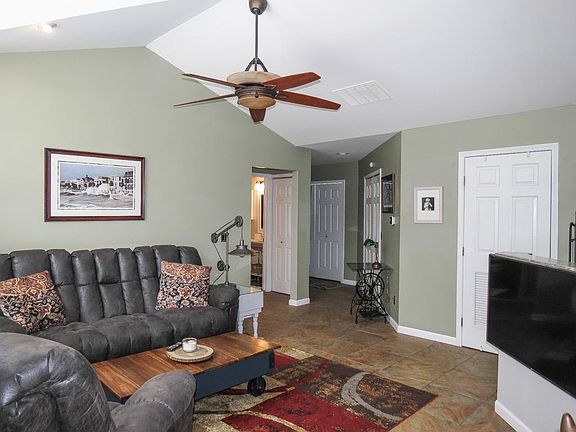 5th image of 205 Maplewood Ct Unit 5