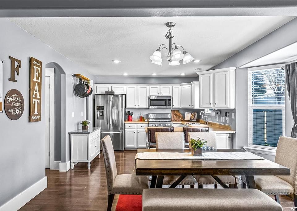 1st image of 608 W Goldenrod Way