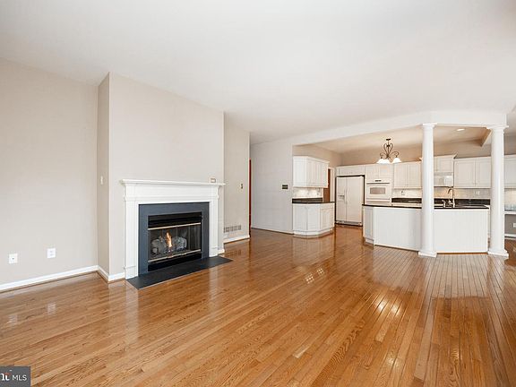 3rd image of 427 Vineyard Ln