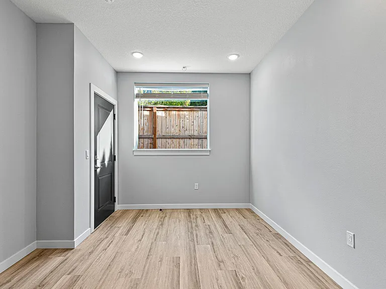 7150 N Greenwich Ave #5 — Photo 5