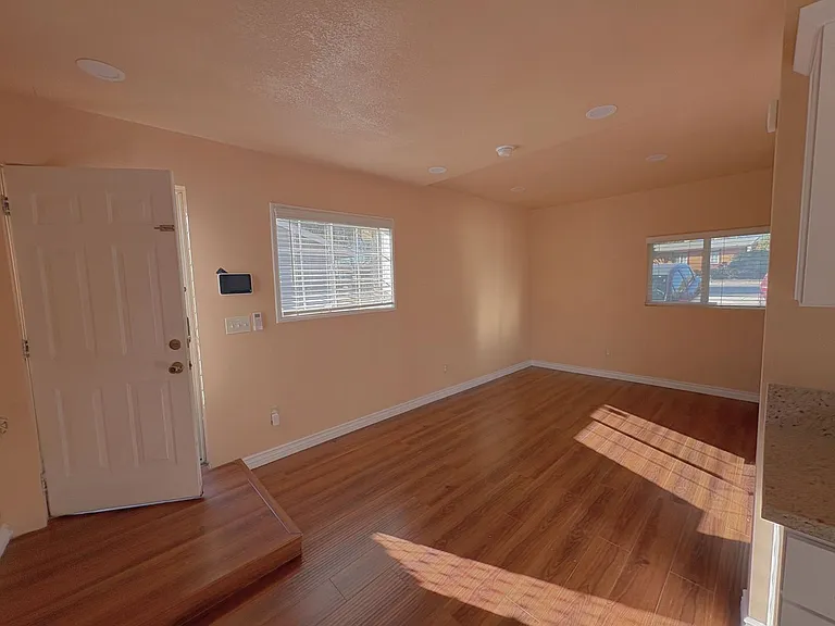 1322 W 11th St #B — Photo 2