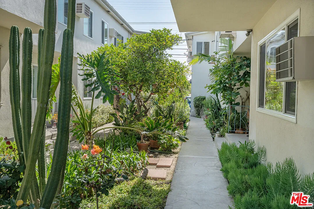 1 bed, 1.0 bath, 620 sqft, $2,100 — Photo 2