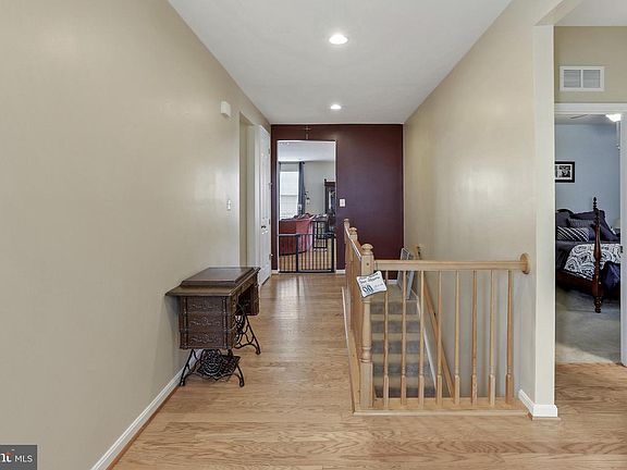 5th image of 128 Sparkling Brook Rd