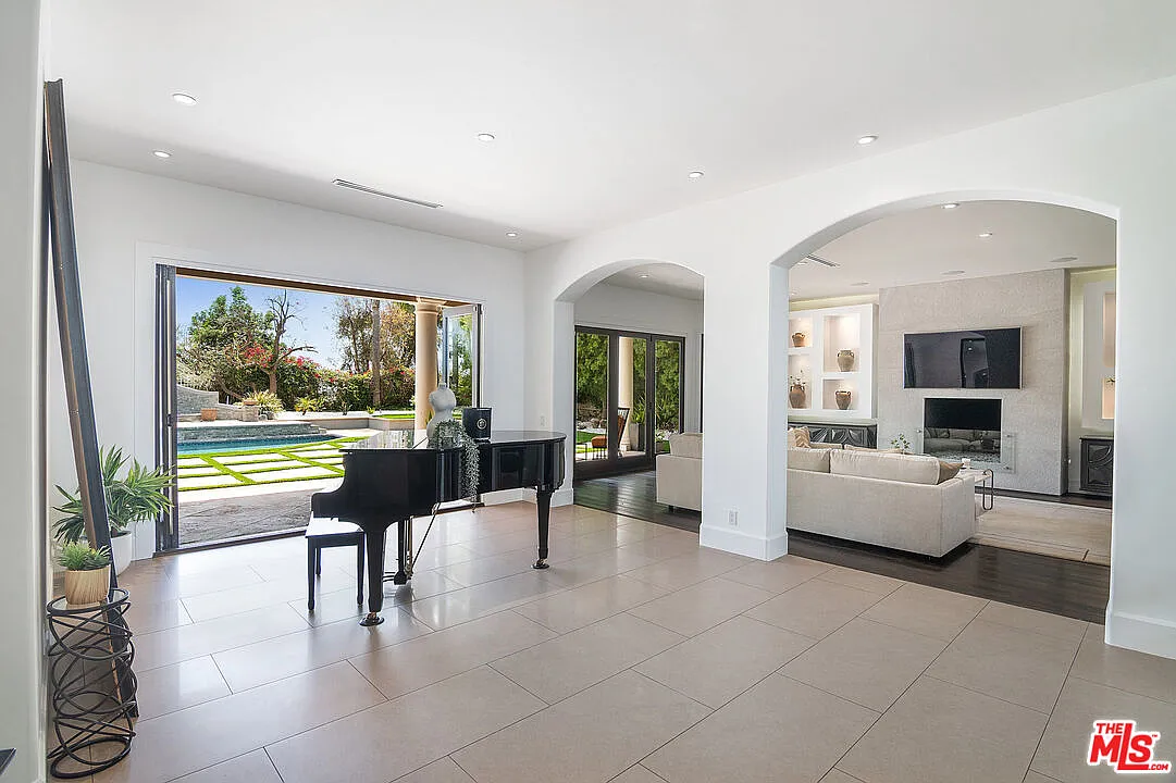 6 bed, 6.5 bath, 6782 sqft, $25,000 — Photo 4
