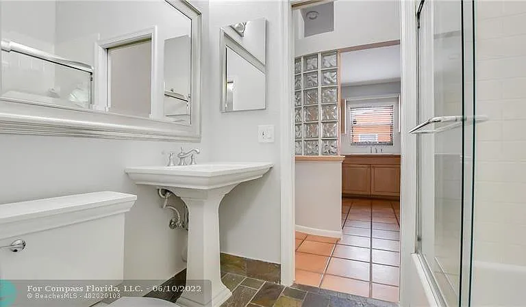 607 SW 15th St — Photo 2