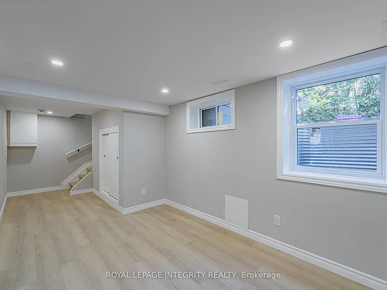 1746 Gage Cres #B — Photo 10