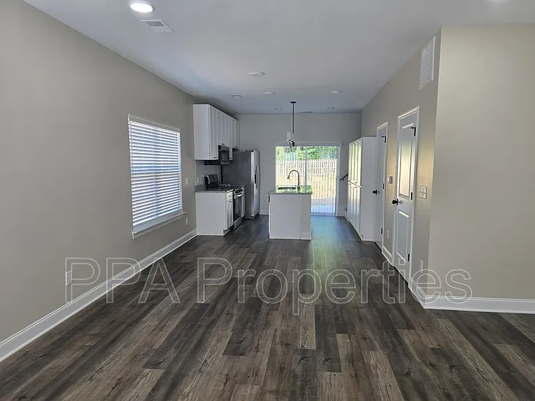 402 Giles St — Photo 30