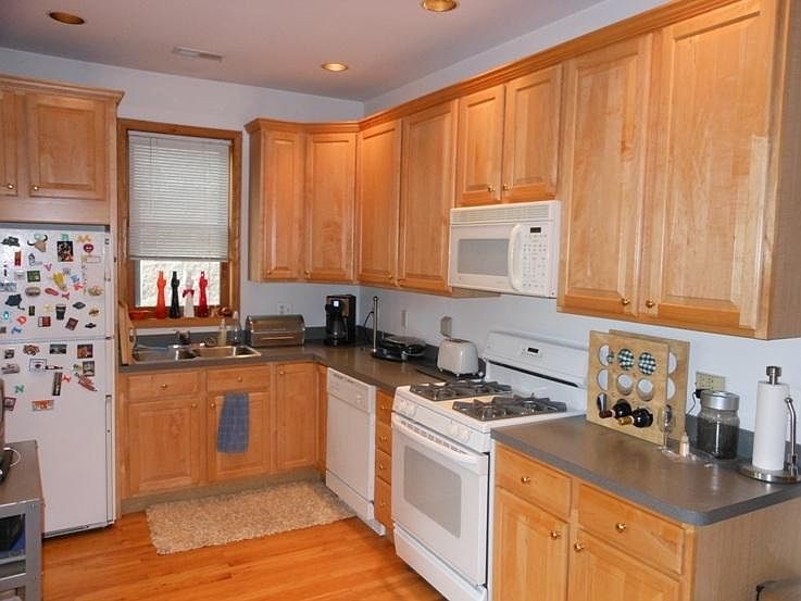 2nd image of 1942 W Diversey Pkwy #2