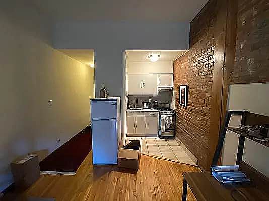 3rd image of 11 W 82nd St APT 14