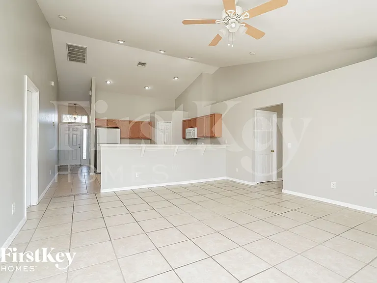 1702 NW 18th St — Photo 3
