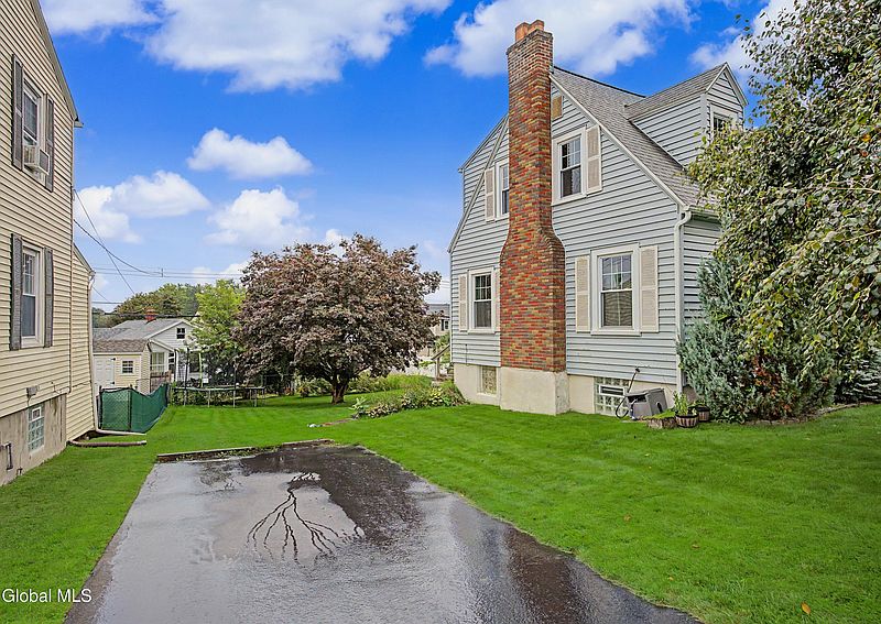3rd image of 26 Hillcrest Road