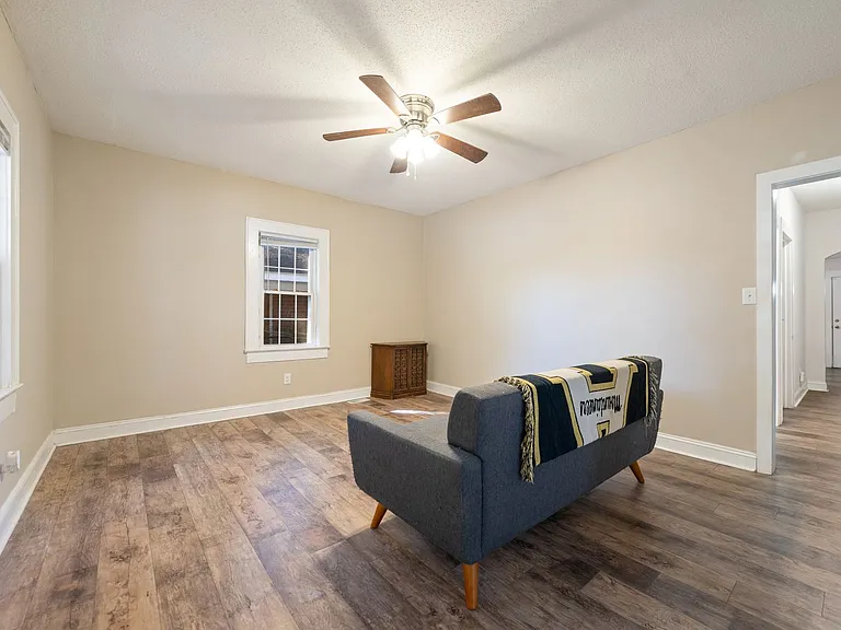 1007 N Hyde Park Ave — Photo 3